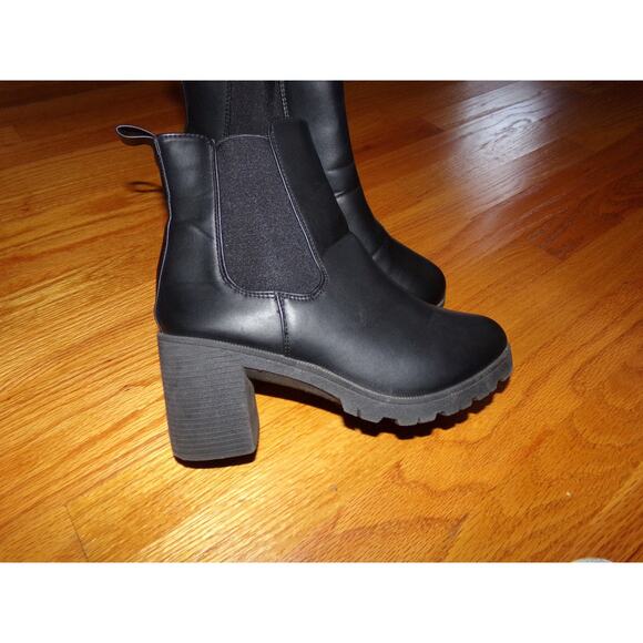 Olivia Miller‎ lug sole 3" heel ankle boots 9 Excellent  Pull on - Picture 2 of 7